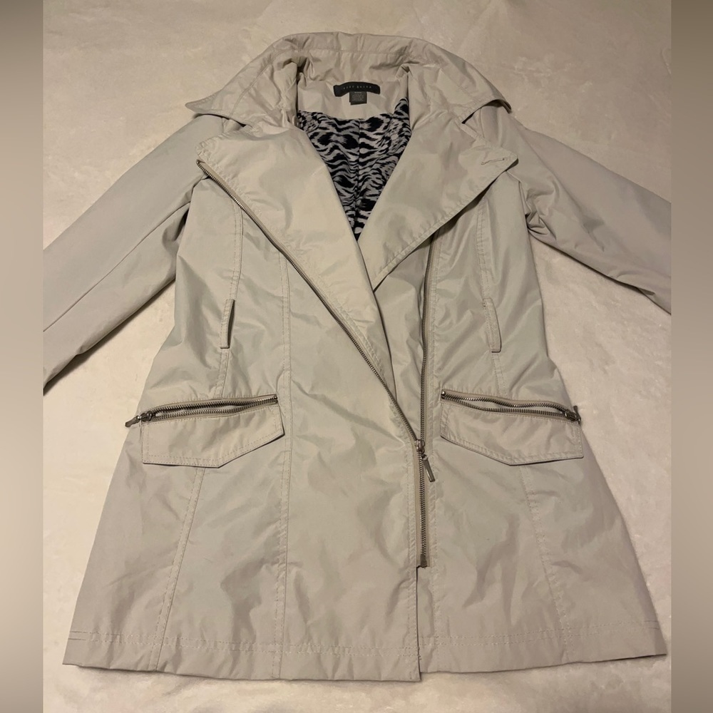 Suzy Shier Rain Coat 🧥 - Picture 11 of 15